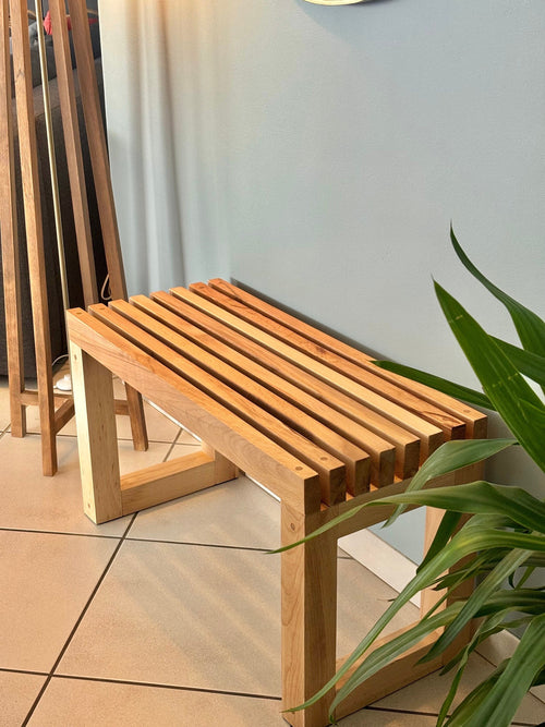 Banc de couloir en bois massif recyclé, meuble d'entrée en hêtre durable et élégant pour une ambiance chaleureuse.