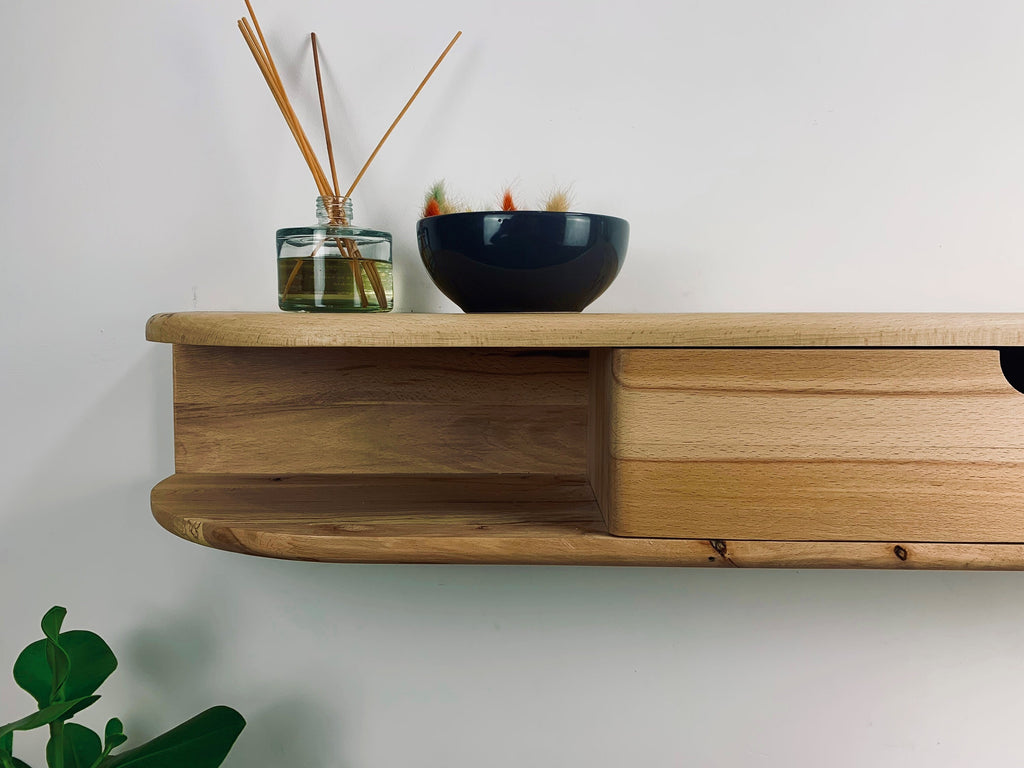 Console d'entrée flottante et ses rangements pratiques en hêtre massif recyclé