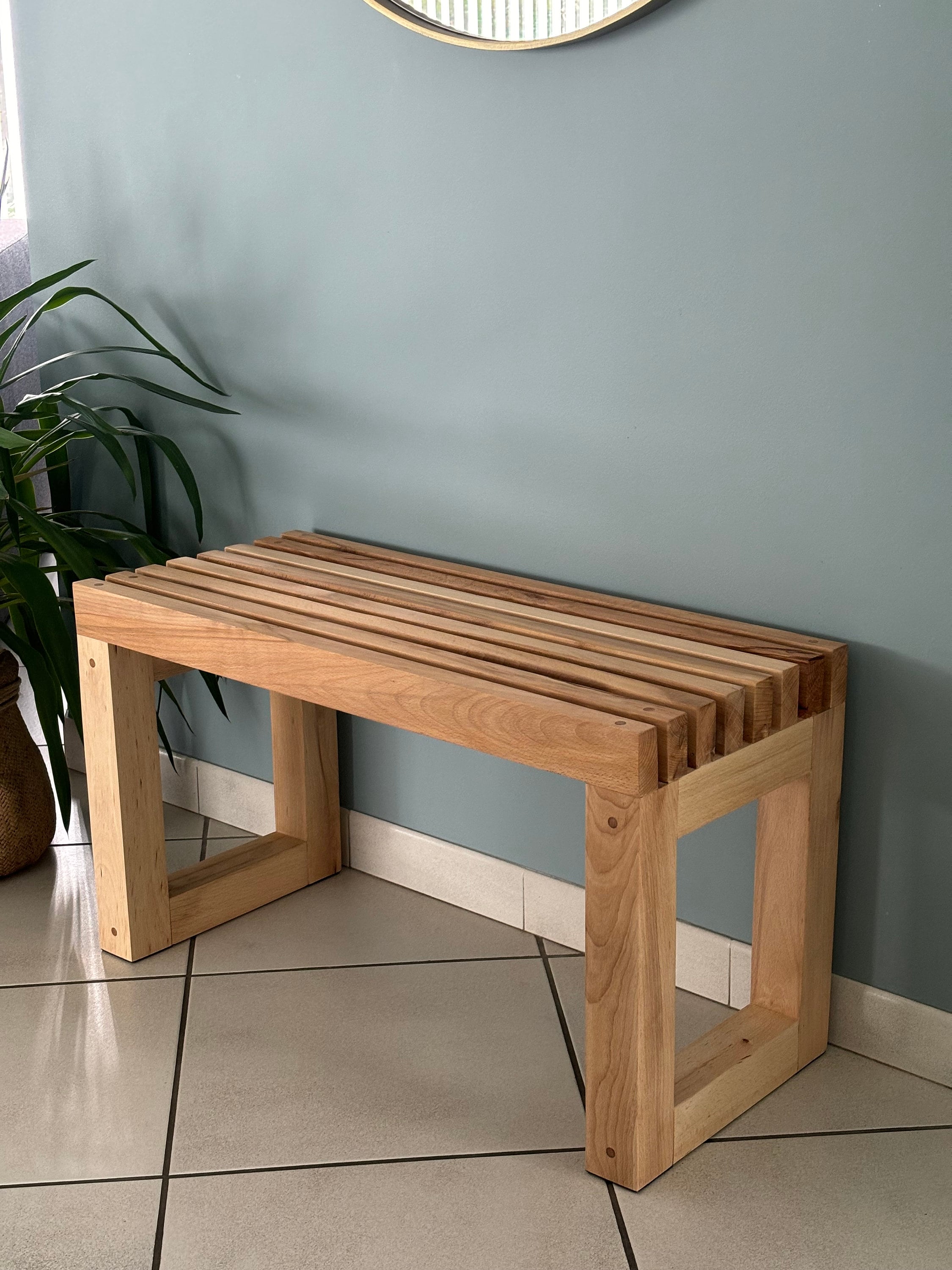 Banc de couloir en bois massif recyclé, meuble d'entrée en hêtre durable et élégant pour une ambiance chaleureuse.