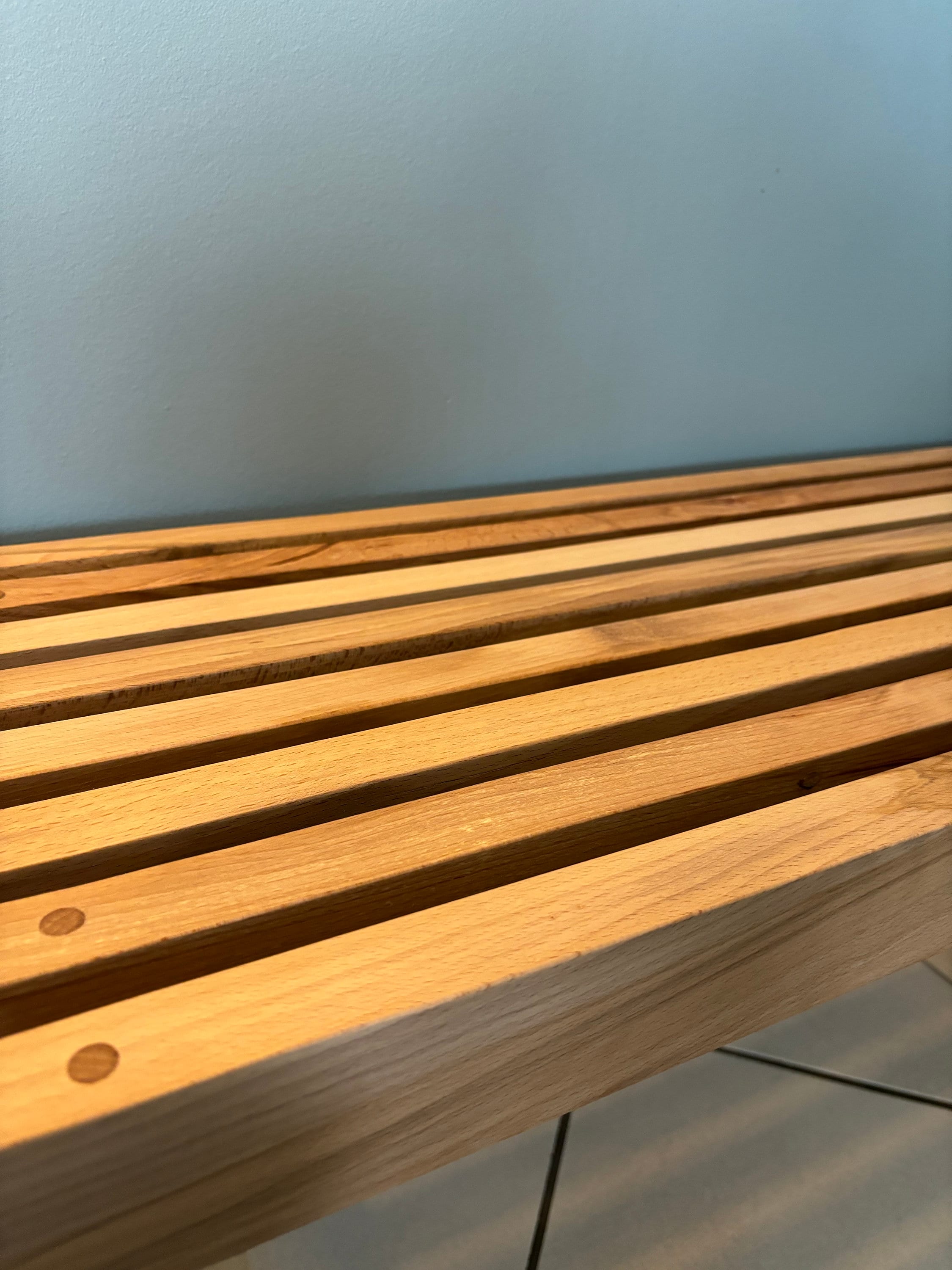 Banc de couloir en bois massif recyclé, meuble d'entrée en hêtre durable et élégant pour une ambiance chaleureuse.