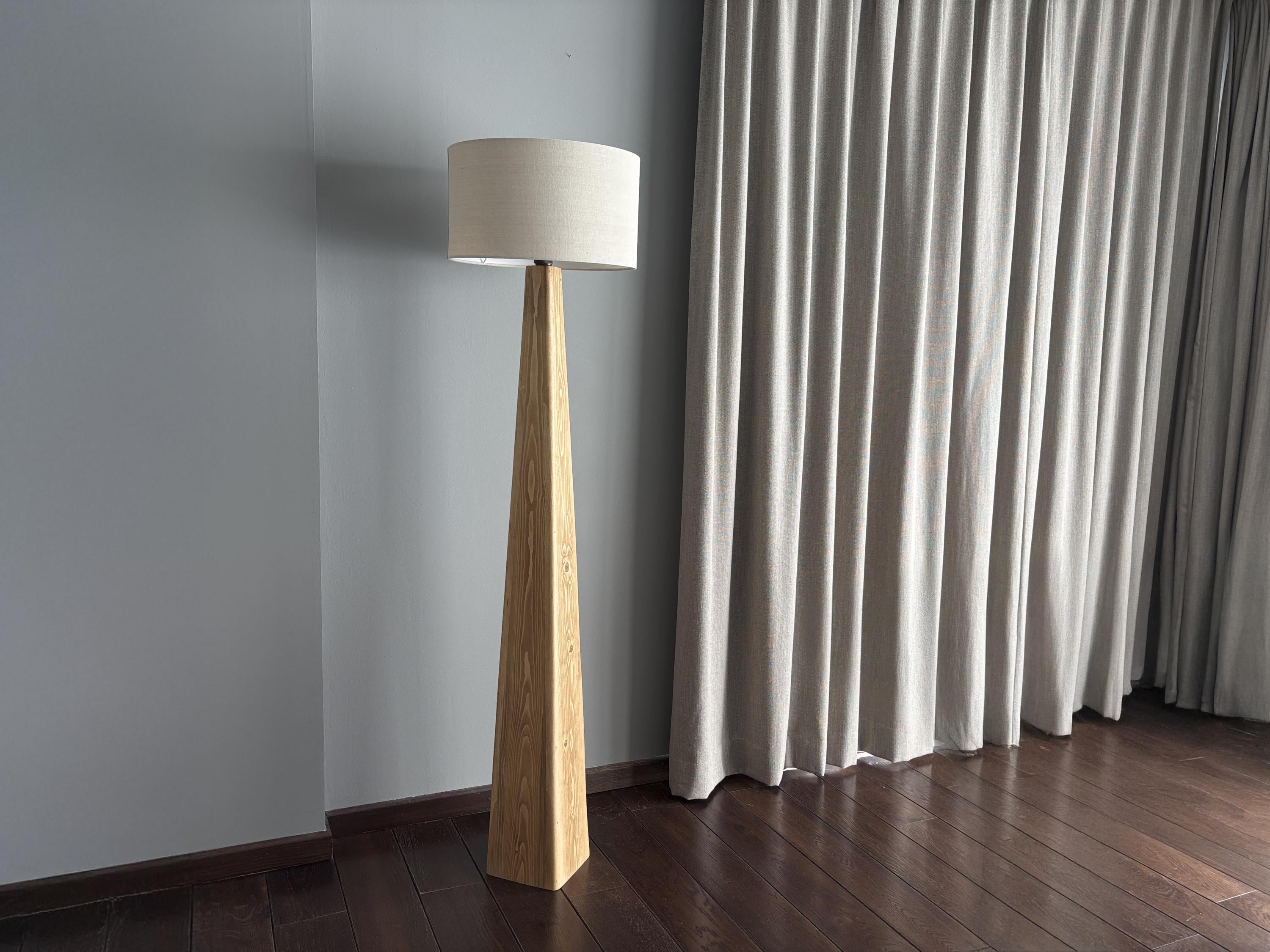 Lampadaire Bois Massif Recyclé – Luminaire Design Scandinave – Fait Main en France
