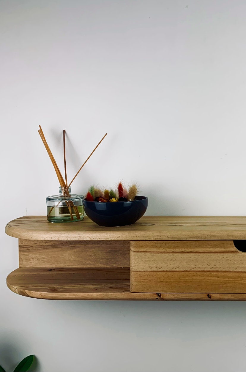 Console d'entrée flottante et ses rangements pratiques en hêtre massif recyclé