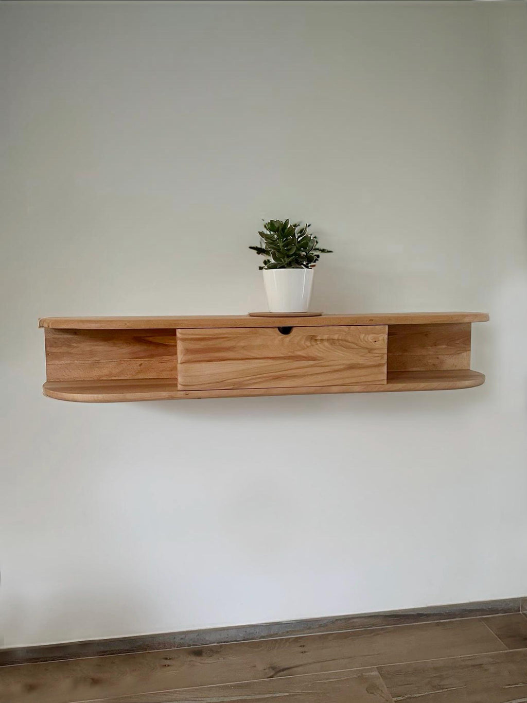 Console d'entrée flottante et ses rangements pratiques en hêtre massif recyclé