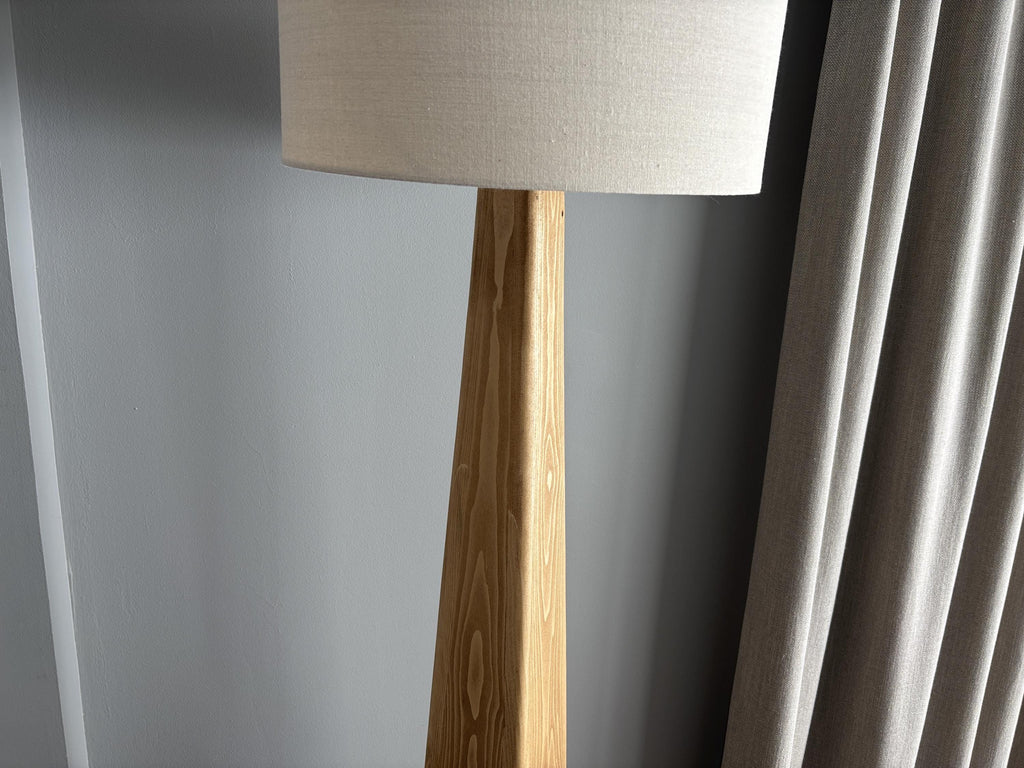 Lampadaire Bois Massif Recyclé – Luminaire Design Scandinave – Fait Main en France