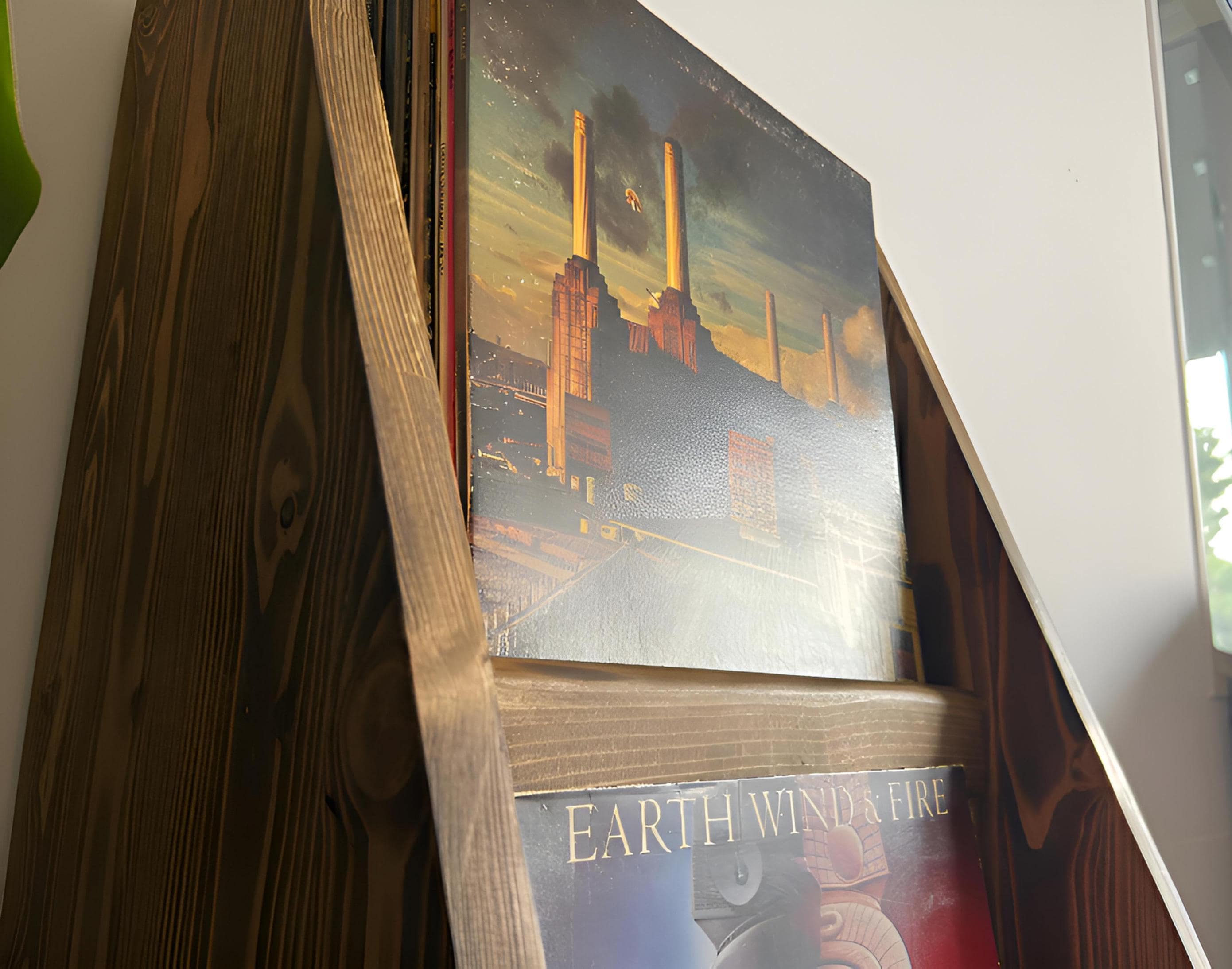 Rangement vinyle en bois recyclé fait main – Meuble artisanal pour disques