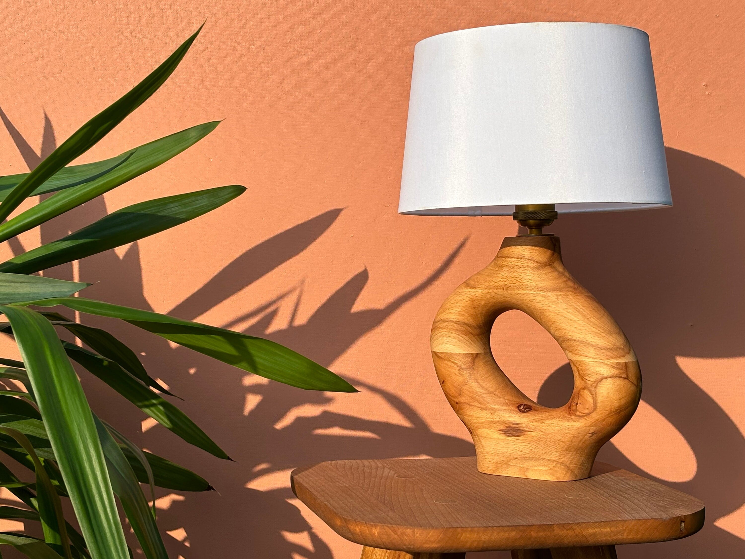 Lampe de chevet en bois massif recyclé – Lampe à poser décorative et naturelle pour salon ou chambre - Modèle 'TORN'